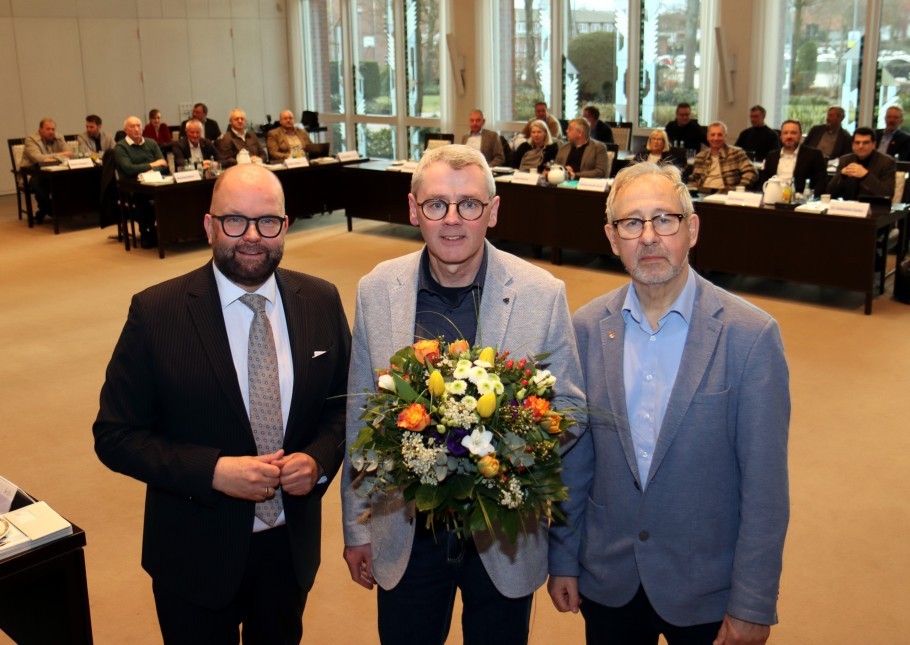 Bild: Gratulierten Ansgar Meyer (Mitte) zur Wahl zum Ersten Kreisrat: Landrat Johann Wimberg und Kreistagsvorsitzender Hermann Schröer.