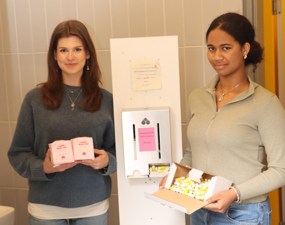 Bild: Gelungenes Pilotprojekt: Die Schülervertreterinnen Antonia Riemann und Amarachukwu Obi befüllen einen der Spender.