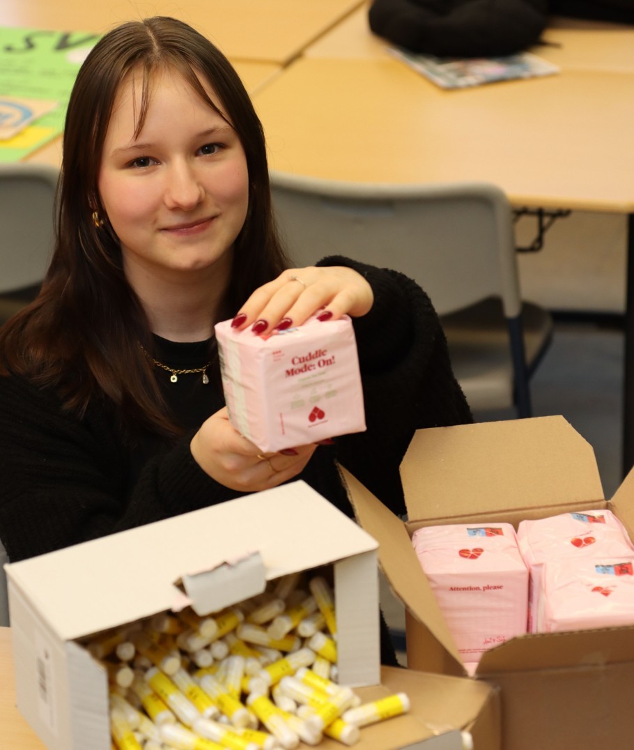 Schülervertreterin Veronika Seliverstova kümmert sich um die Lagerhaltung der Binden und Tampons.