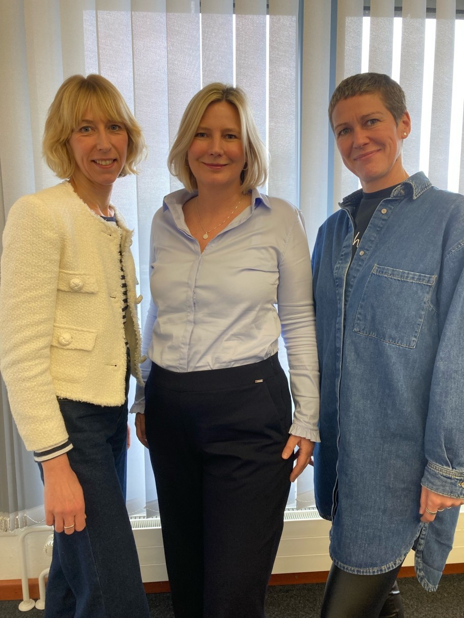 Freuen sich auf das Frühstück mit Interessierten (v.l.): Renate Hitz (Koordinierungsstelle Frauen und Wirtschaft), Stefanie Rolfes-Gröninger (Beauftragte für Chancengleichheit am Arbeitsmarkt der Agentur für Arbeit und Claudia Engelmann (Berufsberatung im Erwerbsleben der Agentur für Arbeit). Foto: Koordinierungsstelle Frauen und Wirtschaft / Hitz