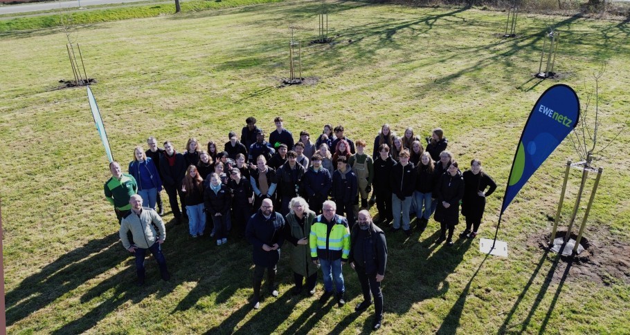 Teamwork für eine neue Streuobstwiese: Gemeinsam pflanzten alle Beteiligten 30 Bäume. Vorne stehen Landrat Johann Wimberg (v.l.) Schulleiterin Marlies Bornhorst-Paul, EWE NETZ-Kommunalbetreuer Gerd Niemann und Bürgermeister Sven Stratmann.