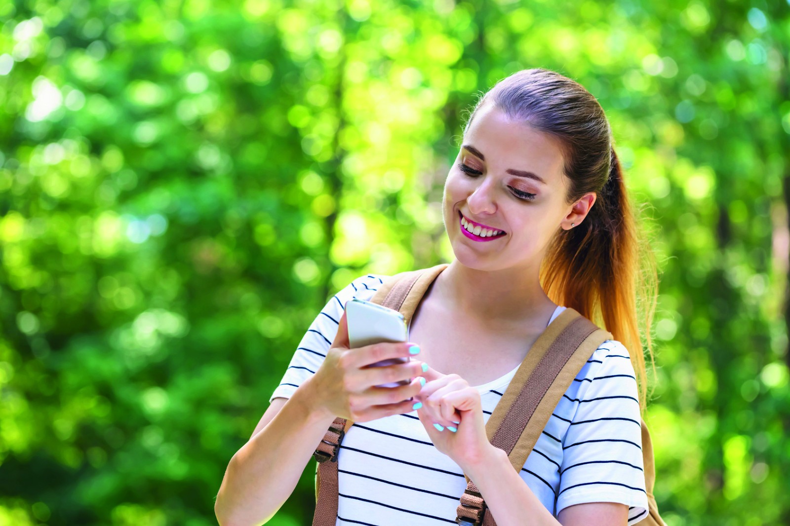 Frau mit Smartphone